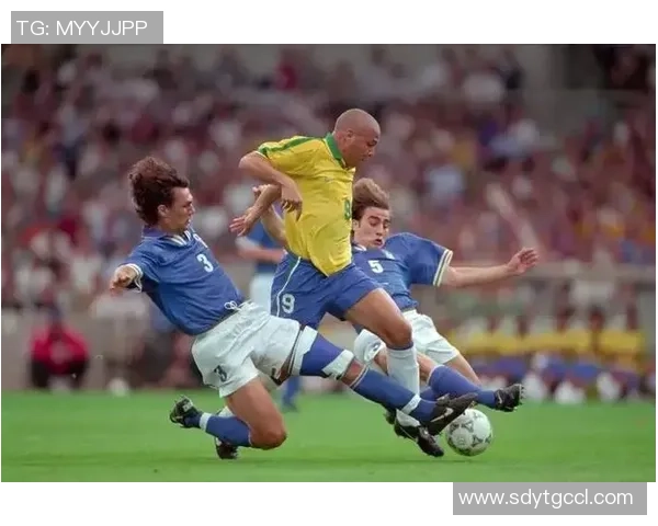 足球巨星感人告别时刻回顾珍贵瞬间与辉煌成就的纪念视频